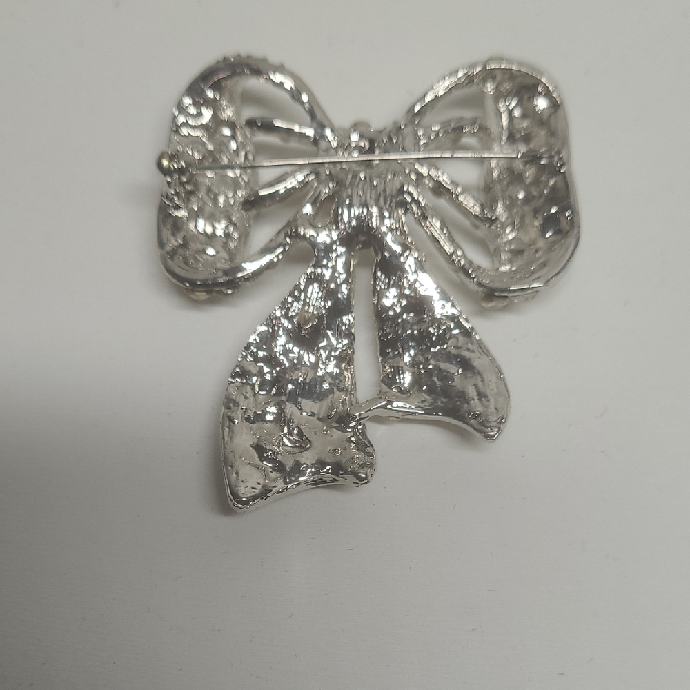 Elegant Silver Bow Brooch - Picture 3 of 5
